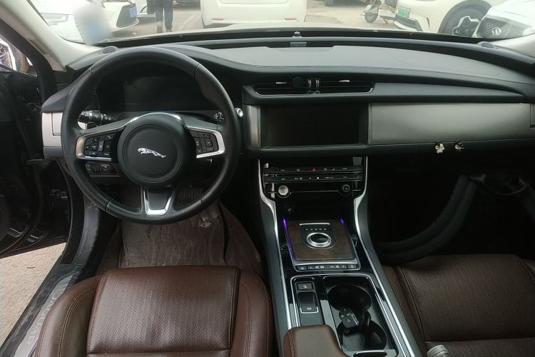 Used Jaguar XFL 2020 XFL 2.0T P250 Two-Wheel-Drive Luxury Edition Center Console