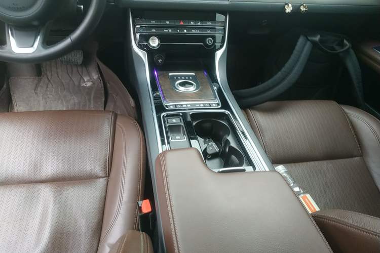Used Jaguar XFL 2020 XFL 2.0T P250 Two-Wheel-Drive Luxury Edition Gear Lever