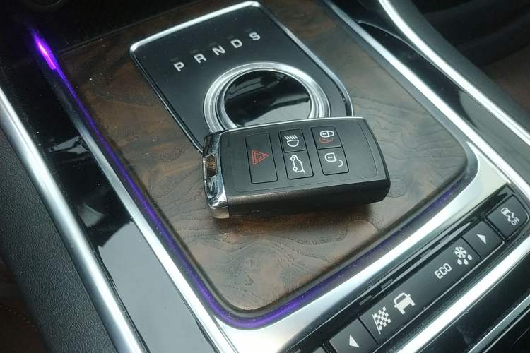 Used Jaguar XFL 2020 XFL 2.0T P250 Two-Wheel-Drive Luxury Edition Interior 1