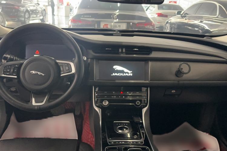 Used Jaguar XFL 2020 XFL 2.0T P200 Two-Wheel-Drive Rally Flag Edition Interior 3
