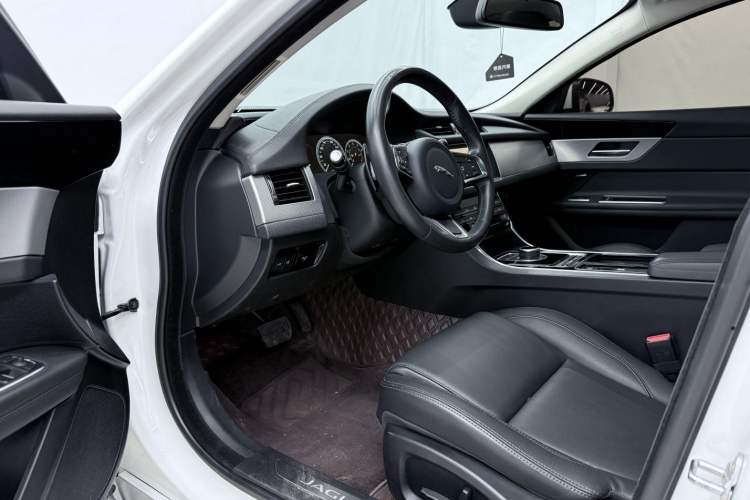 Used Jaguar XFL 2020 XFL 2.0T P200 Two-Wheel-Drive Elite Edition Interior 4