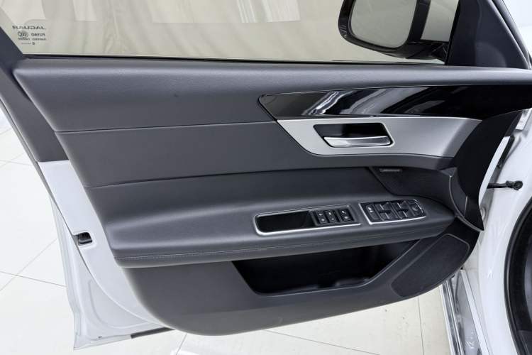 Used Jaguar XFL 2020 XFL 2.0T P200 Two-Wheel-Drive Elite Edition Interior 8