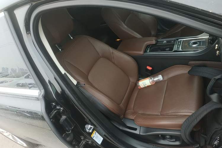 Used Jaguar XFL 2020 XFL 2.0T P250 Two-Wheel-Drive Luxury Edition Right Front Seat