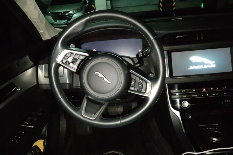 Used Jaguar XFL 2020 XFL 2.0T P250 Four-Wheel Drive Luxury Edition Steering Wheel