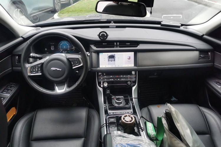 Used Jaguar XFL 2020 XFL 2.0T P200 Two-Wheel-Drive Rally Flag Edition Center Console