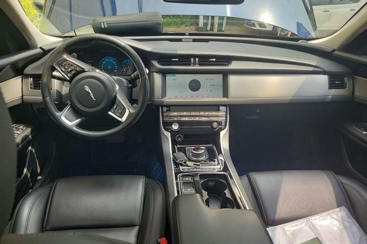 Used Jaguar XFL 2020 XFL 2.0T P200 Two-Wheel-Drive Windflower Edition Center Console
