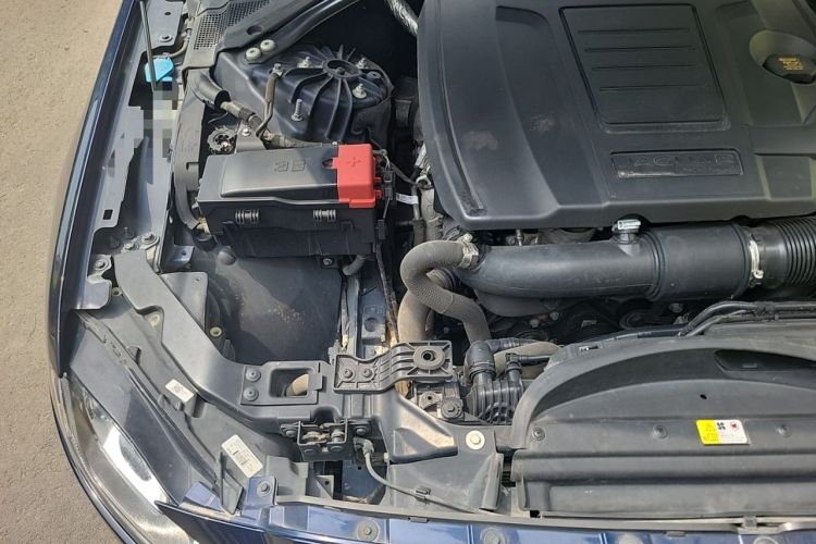 Used Jaguar XFL 2020 XFL 2.0T P200 Two-Wheel-Drive Windflower Edition Engine Bay Right