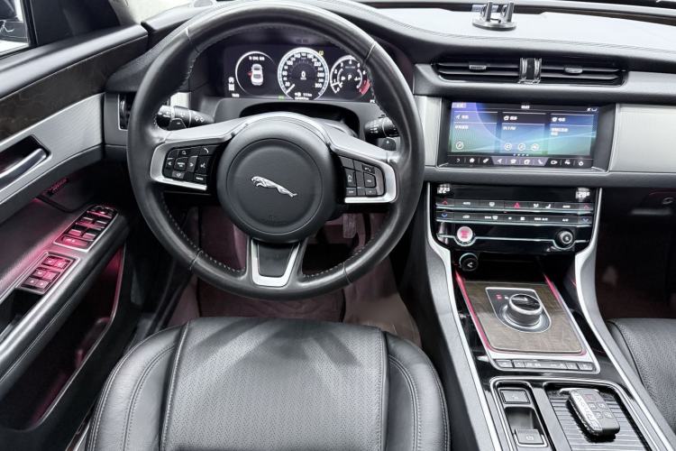 Used Jaguar XFL 2020 XFL 2.0T P250 Four-Wheel Drive Luxury Edition Interior 4