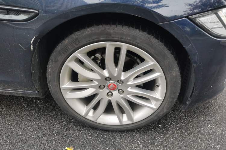 Used Jaguar XFL 2020 XFL 2.0T P200 Two-Wheel-Drive Rally Flag Edition Right Front Wheel Hub