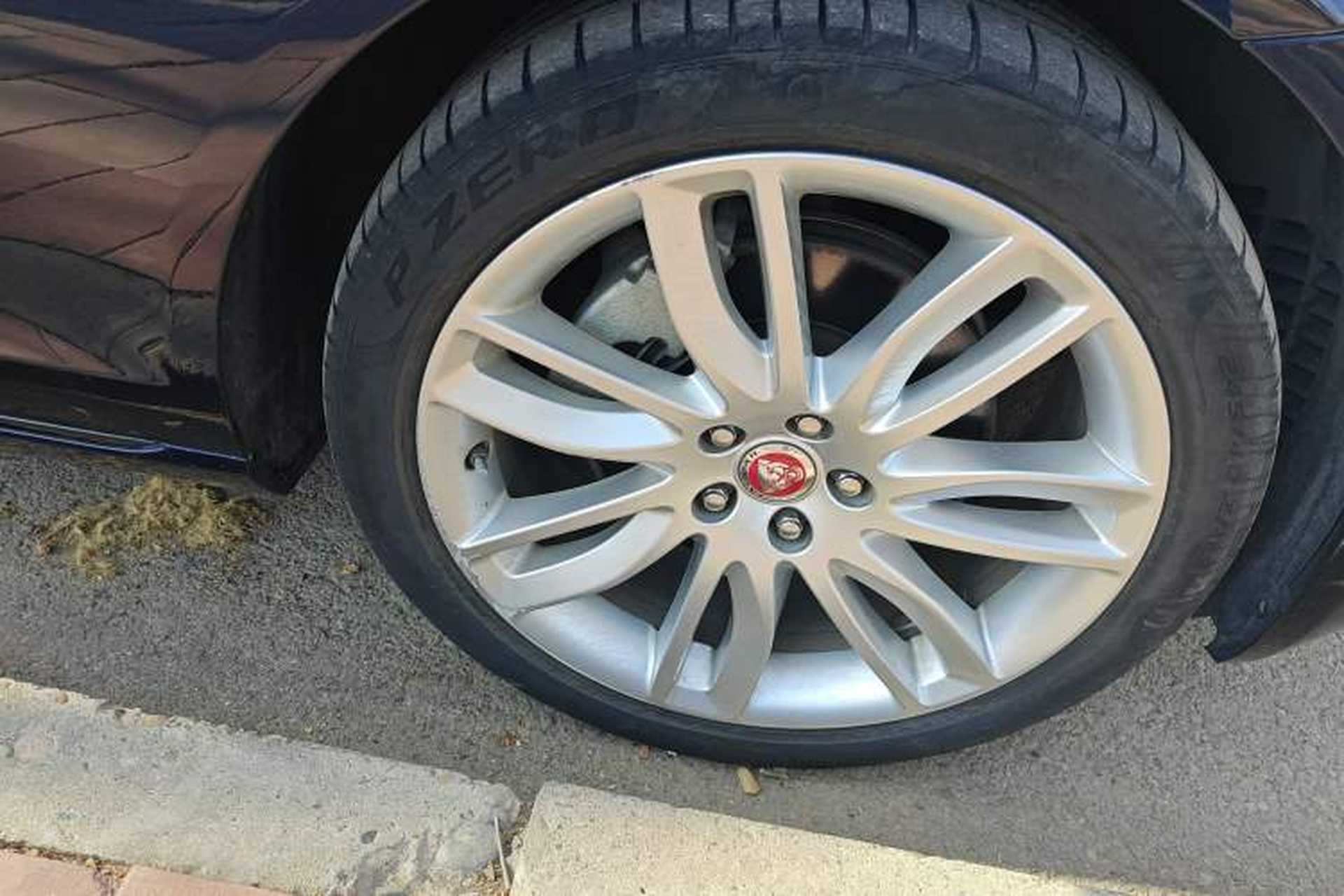 Used Jaguar XFL 2020 XFL 2.0T P200 Two-Wheel-Drive Rally Flag Edition Right Front Wheel Hub