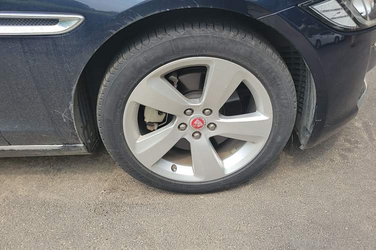 Used Jaguar XFL 2020 XFL 2.0T P200 Two-Wheel-Drive Windflower Edition Right Front Wheel Hub