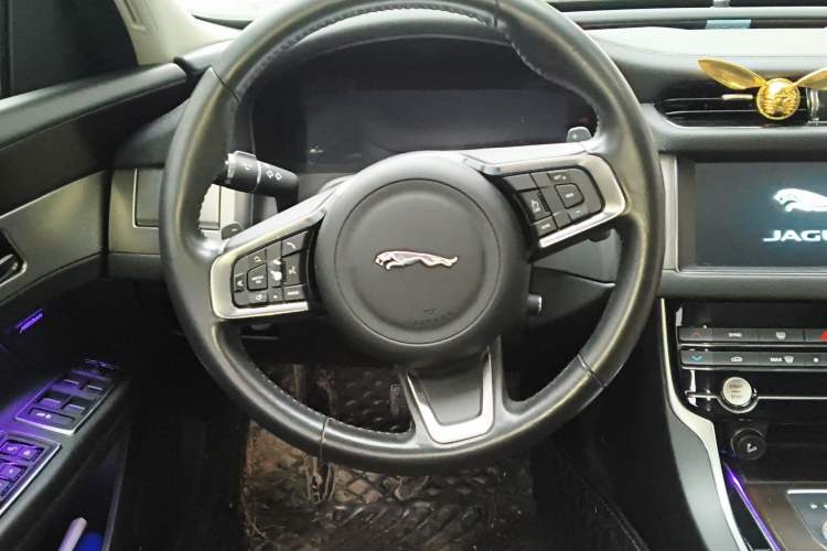 Used Jaguar XFL 2020 XFL 2.0T P200 Two-Wheel-Drive Elite Edition Steering Wheel
