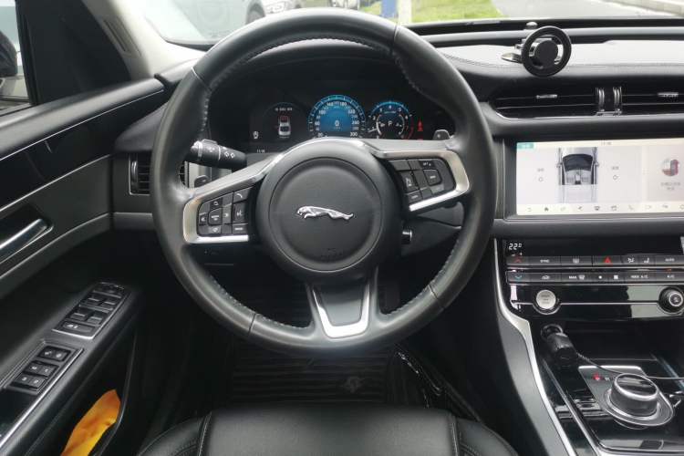 Used Jaguar XFL 2020 XFL 2.0T P200 Two-Wheel-Drive Rally Flag Edition Steering Wheel