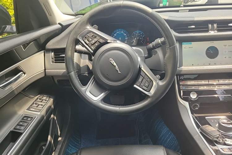 Used Jaguar XFL 2020 XFL 2.0T P200 Two-Wheel-Drive Windflower Edition Steering Wheel