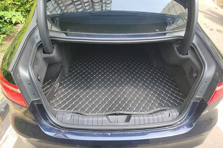 Used Jaguar XFL 2020 XFL 2.0T P200 Two-Wheel-Drive Windflower Edition Trunk