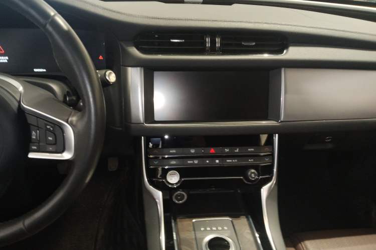 Used Jaguar XFL 2020 XFL 2.0T P250 Four-Wheel Drive Luxury Edition Audio And AC Panel