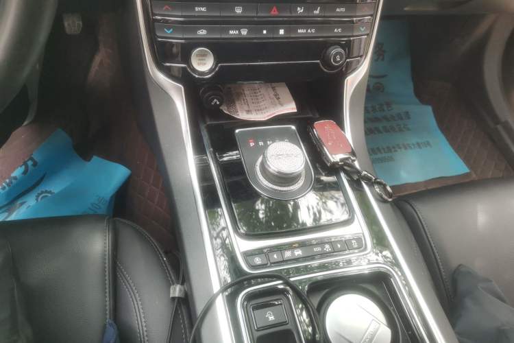 Used Jaguar XFL 2020 XFL 2.0T P200 Two-Wheel-Drive Rally Flag Edition Gear Lever