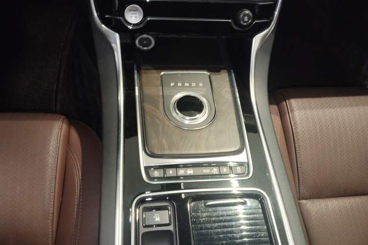 Used Jaguar XFL 2020 XFL 2.0T P250 Four-Wheel Drive Luxury Edition Gear Lever