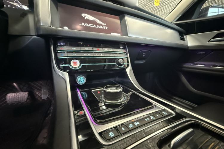Used Jaguar XFL 2020 XFL 2.0T P200 Two-Wheel-Drive Elite Edition Interior 3