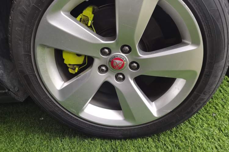 Used Jaguar XFL 2020 XFL 2.0T P200 Two-Wheel-Drive Elite Edition Right Front Wheel Hub