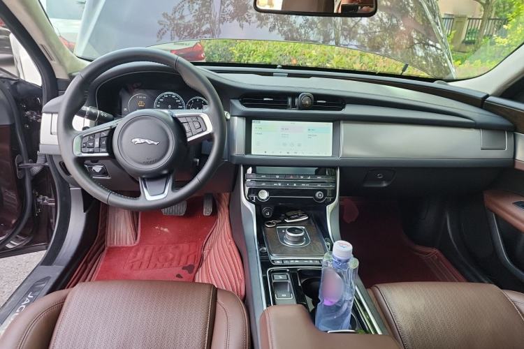 Used Jaguar XFL 2020 XFL 2.0T P250 Four-Wheel Drive Luxury Edition Center Console