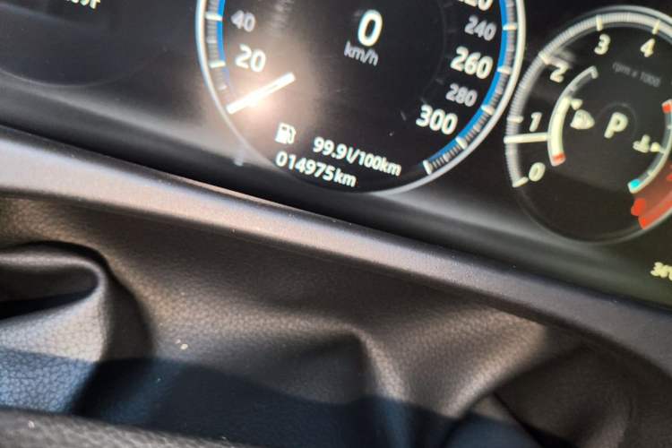 Used Jaguar XFL 2020 XFL 2.0T P200 Two-Wheel-Drive Rally Flag Edition Odometer Close Up