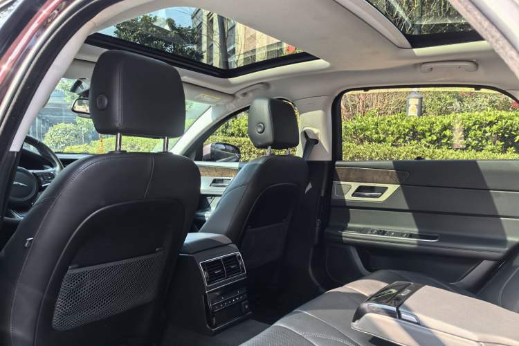 Used Jaguar XFL 2020 XFL 2.0T P250 Two-Wheel-Drive Luxury Edition Interior 2