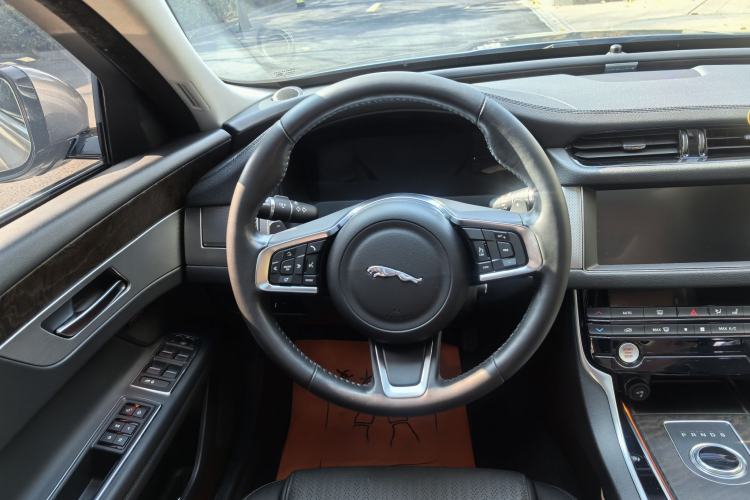 Used Jaguar XFL 2020 XFL 2.0T P250 Two-Wheel-Drive Luxury Edition Interior 4