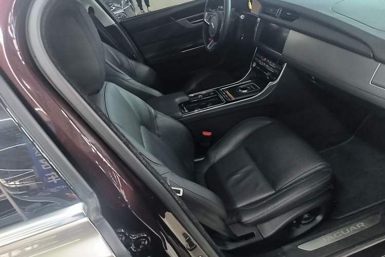 Used Jaguar XFL 2020 XFL 2.0T P250 Two-Wheel-Drive Luxury Edition Right Front Seat