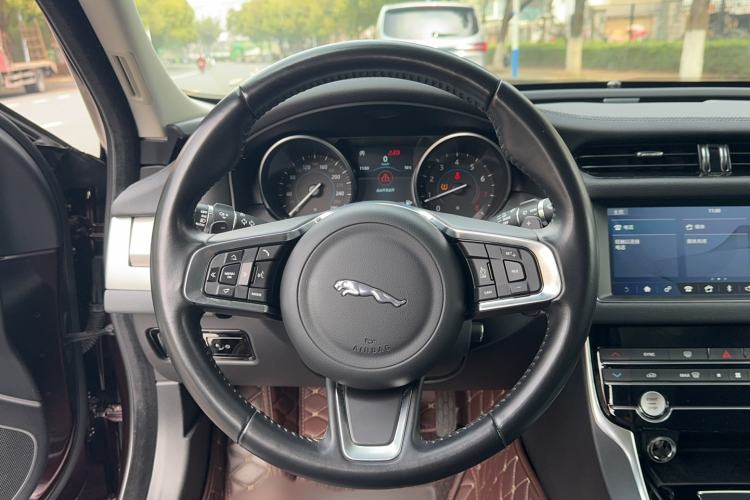 Used Jaguar XFL 2020 XFL 2.0T P200 Two-Wheel-Drive Windflower Edition Steering Wheel