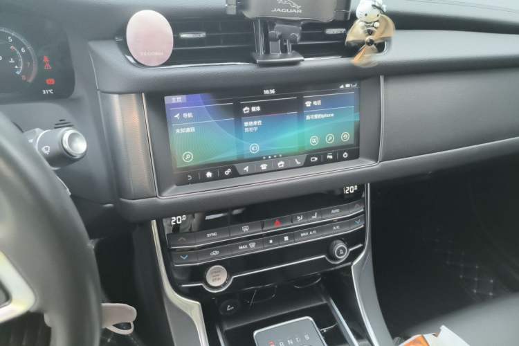 Used Jaguar XFL 2020 XFL 2.0T P200 Two-Wheel-Drive Rally Flag Edition Audio And AC Panel