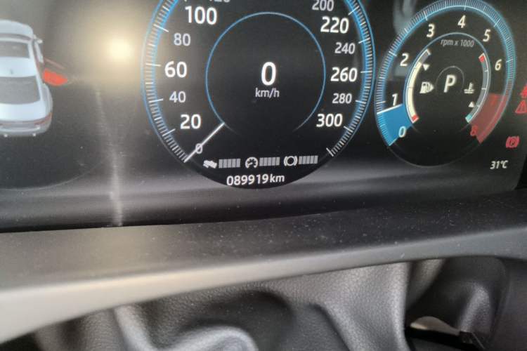 Used Jaguar XFL 2020 XFL 2.0T P200 Two-Wheel-Drive Rally Flag Edition Odometer Close Up