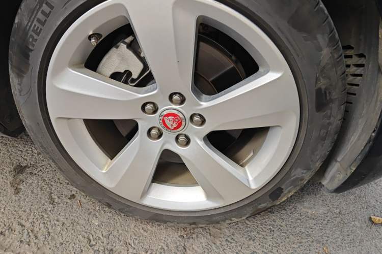 Used Jaguar XFL 2020 XFL 2.0T P200 Two-Wheel-Drive Elite Edition Right Front Wheel Hub