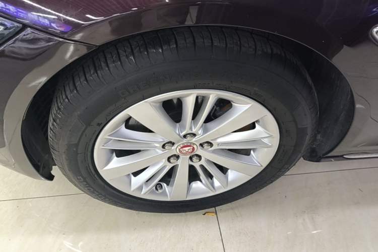 Used Jaguar XFL 2020 XFL 2.0T P200 Two-Wheel-Drive Windflower Edition Left Front Wheel Hub
