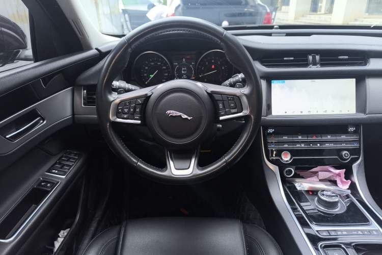 Used Jaguar XFL 2020 XFL 2.0T P200 Two-Wheel-Drive Windflower Edition Steering Wheel