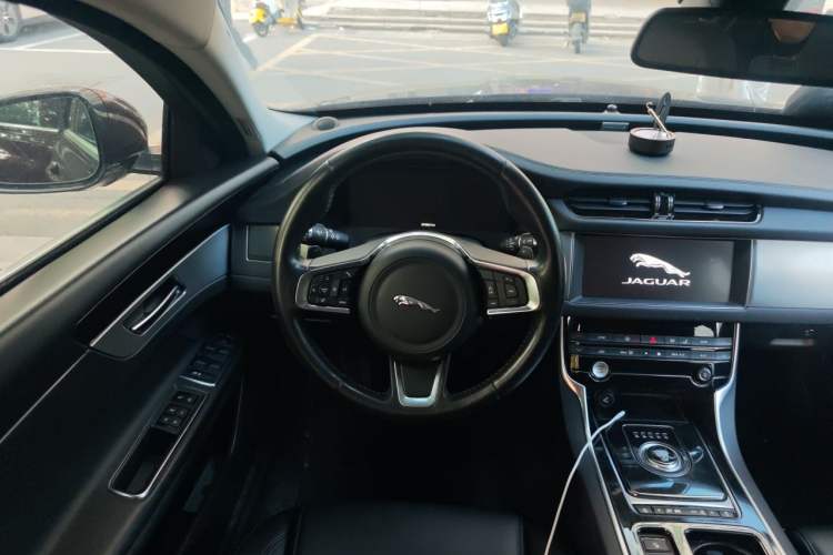Used Jaguar XFL 2020 XFL 2.0T P200 Two-Wheel-Drive Elite Edition Steering Wheel