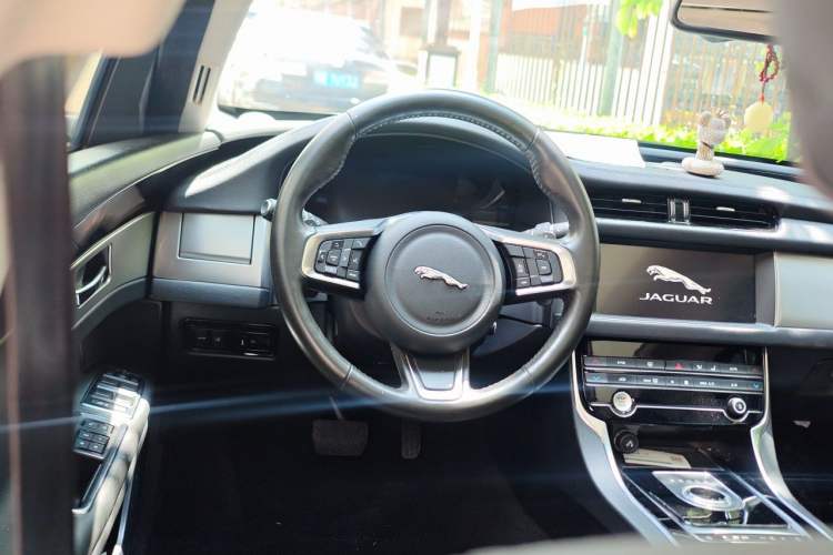 Used Jaguar XFL 2020 XFL 2.0T P200 Two-Wheel-Drive Elite Edition Steering Wheel