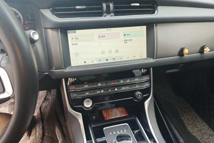 Used Jaguar XFL 2020 XFL 2.0T P200 Two-Wheel-Drive Rally Flag Edition Audio And AC Panel