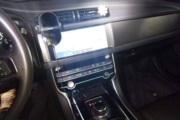 Used Jaguar XFL 2020 XFL 2.0T P200 Two-Wheel-Drive Rally Flag Edition Audio And AC Panel