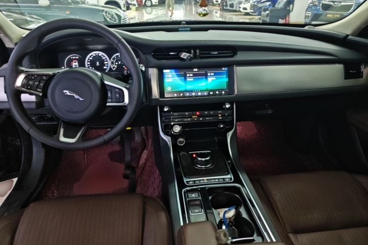 Used Jaguar XFL 2020 XFL 2.0T P250 Four-Wheel Drive Luxury Edition Center Console
