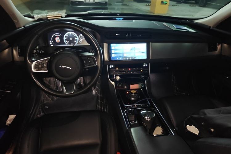 Used Jaguar XFL 2020 XFL 2.0T P200 Two-Wheel-Drive Elite Edition Center Console