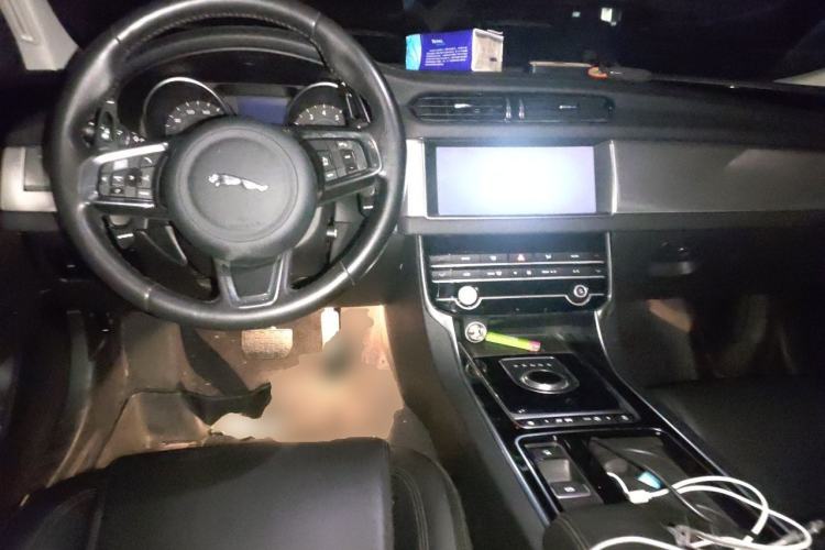 Used Jaguar XFL 2020 XFL 2.0T P200 Two-Wheel-Drive Windflower Edition Center Console