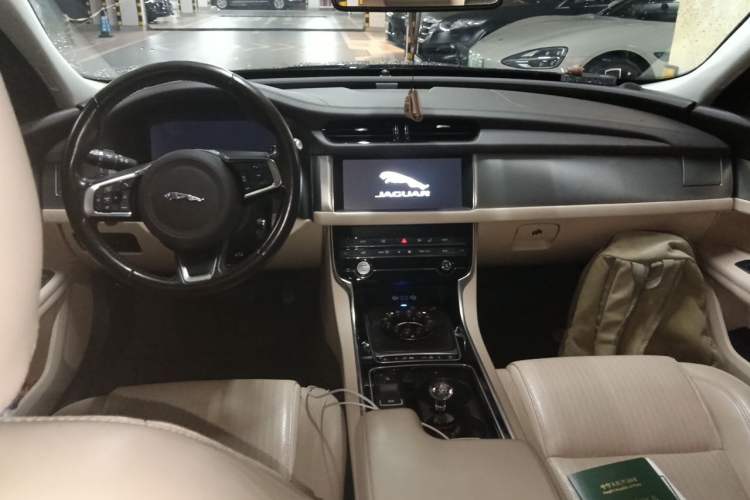 Used Jaguar XFL 2020 XFL 2.0T P250 Two-Wheel-Drive Luxury Edition Center Console