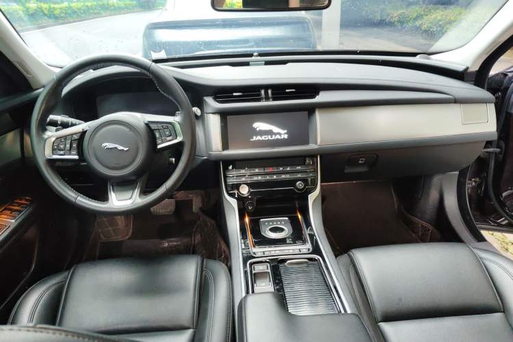 Used Jaguar XFL 2020 XFL 2.0T P200 Two-Wheel-Drive Elite Edition Center Console