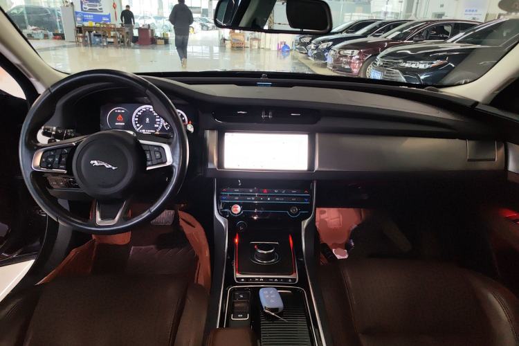 Used Jaguar XFL 2020 XFL 2.0T P250 Two-Wheel-Drive Luxury Edition Center Console
