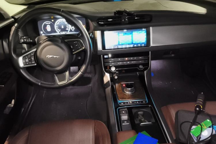 Used Jaguar XFL 2020 XFL 2.0T P250 Four-Wheel Drive Luxury Edition Center Console