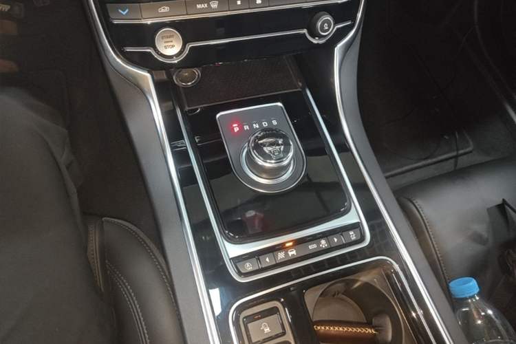 Used Jaguar XFL 2020 XFL 2.0T P200 Two-Wheel-Drive Elite Edition Gear Lever