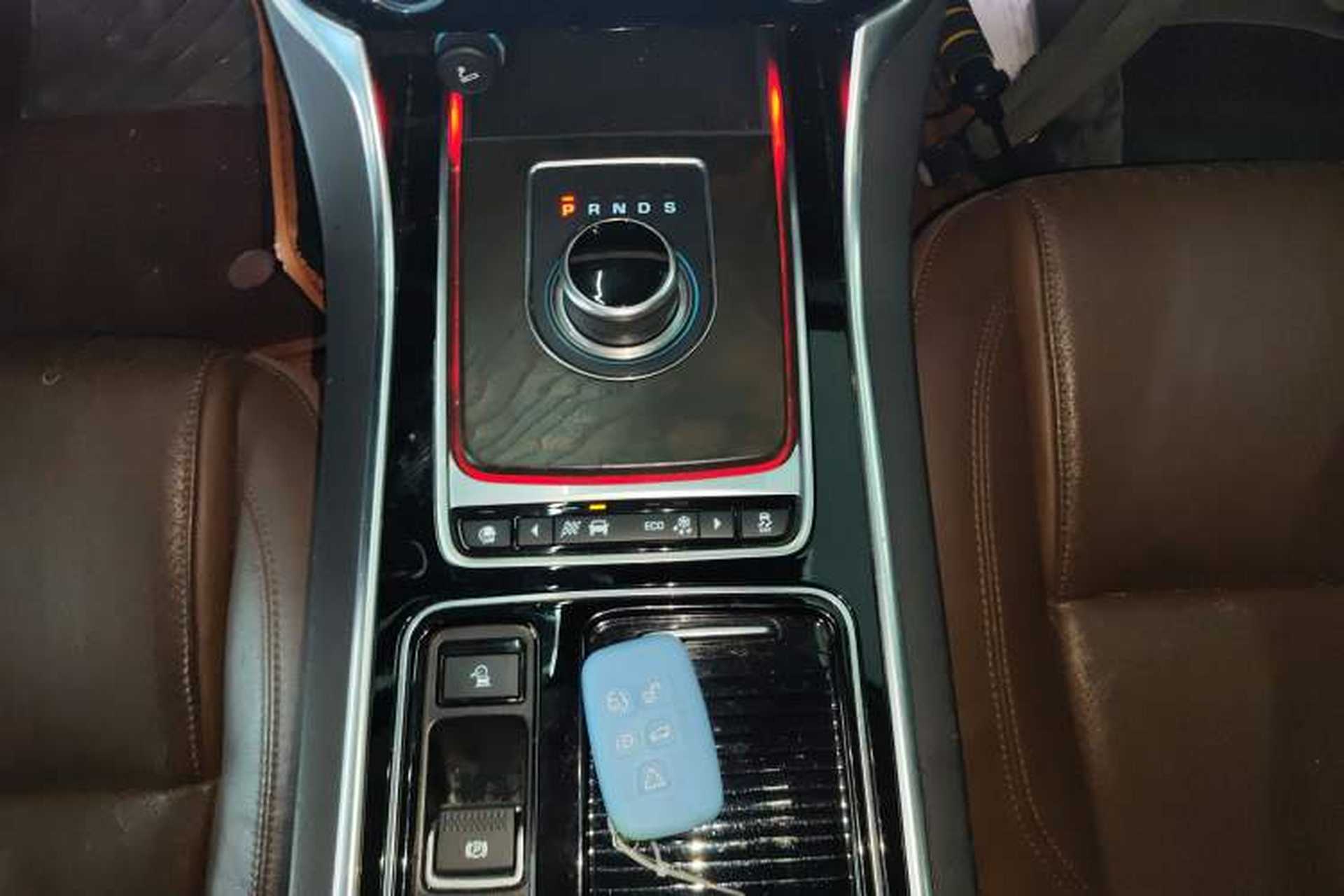 Used Jaguar XFL 2020 XFL 2.0T P250 Two-Wheel-Drive Luxury Edition Gear Lever