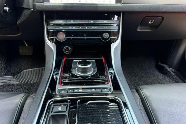 Used Jaguar XFL 2020 XFL 2.0T P200 Two-Wheel-Drive Elite Edition Interior 5