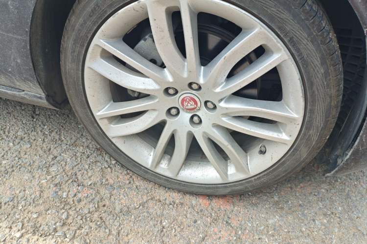 Used Jaguar XFL 2020 XFL 2.0T P200 Two-Wheel-Drive Rally Flag Edition Right Front Wheel Hub